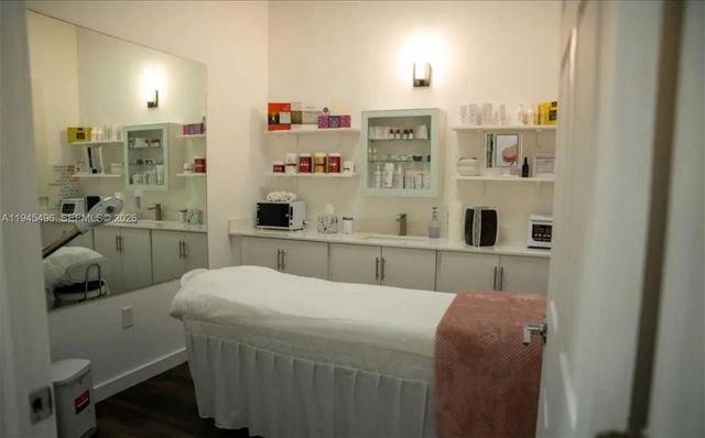 16761 Hemingway Dr, Weston, FL 33326