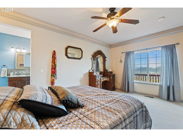 1548 Ne ROCKY RIDGE Dr, Roseburg, OR 97470