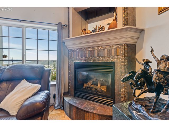 1548 Ne ROCKY RIDGE Dr, Roseburg, OR 97470