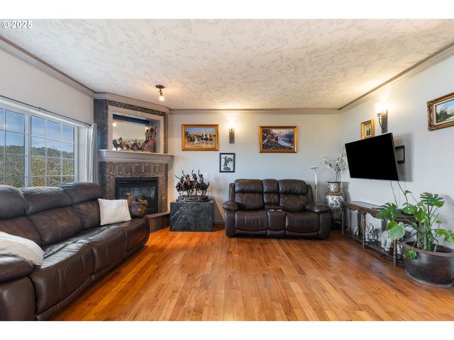 1548 Ne ROCKY RIDGE Dr, Roseburg, OR 97470