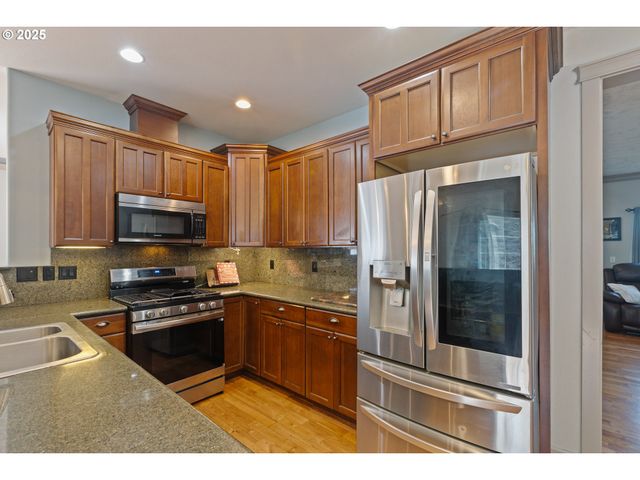 1548 Ne ROCKY RIDGE Dr, Roseburg, OR 97470