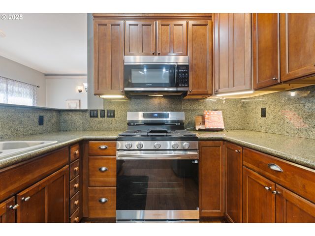 1548 Ne ROCKY RIDGE Dr, Roseburg, OR 97470