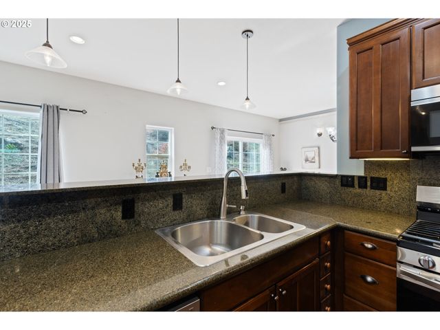 1548 Ne ROCKY RIDGE Dr, Roseburg, OR 97470