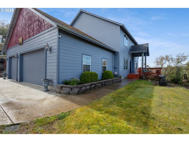 1548 Ne ROCKY RIDGE Dr, Roseburg, OR 97470