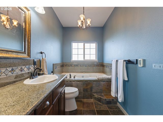 1548 Ne ROCKY RIDGE Dr, Roseburg, OR 97470