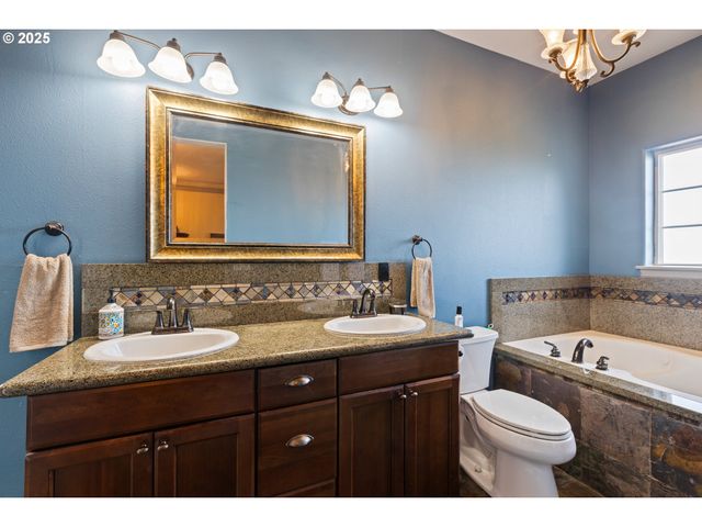 1548 Ne ROCKY RIDGE Dr, Roseburg, OR 97470