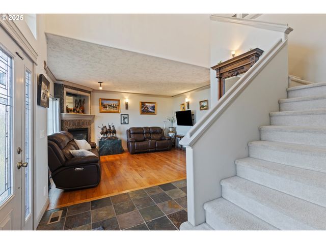 1548 Ne ROCKY RIDGE Dr, Roseburg, OR 97470