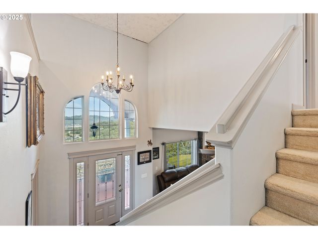 1548 Ne ROCKY RIDGE Dr, Roseburg, OR 97470