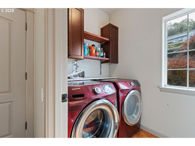 1548 Ne ROCKY RIDGE Dr, Roseburg, OR 97470