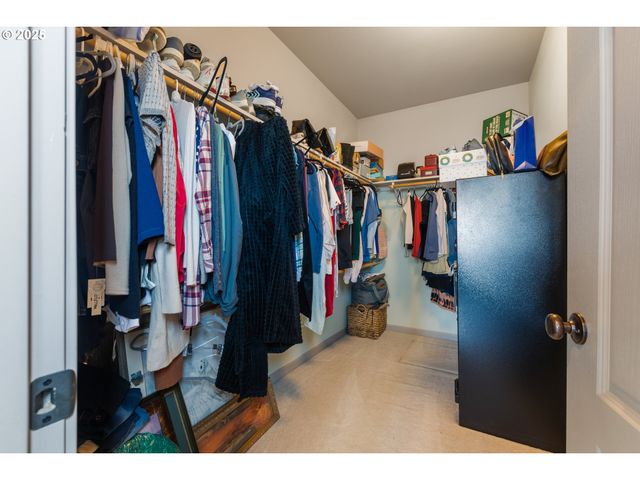 1548 Ne ROCKY RIDGE Dr, Roseburg, OR 97470