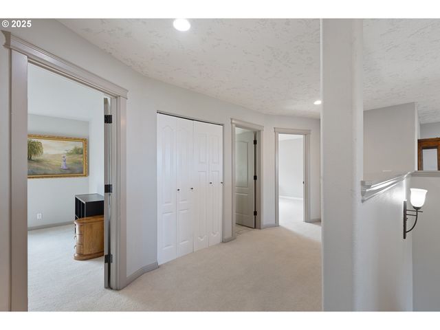 1548 Ne ROCKY RIDGE Dr, Roseburg, OR 97470