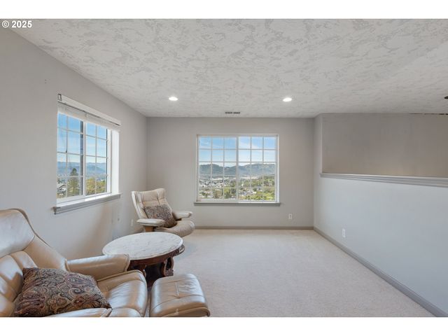 1548 Ne ROCKY RIDGE Dr, Roseburg, OR 97470