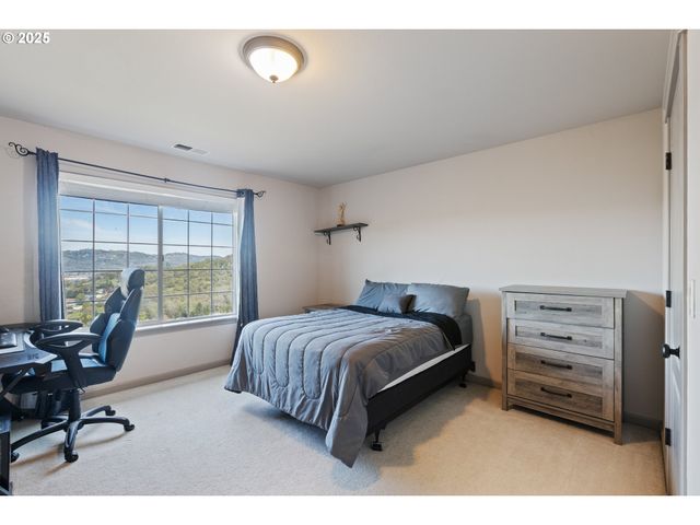 1548 Ne ROCKY RIDGE Dr, Roseburg, OR 97470