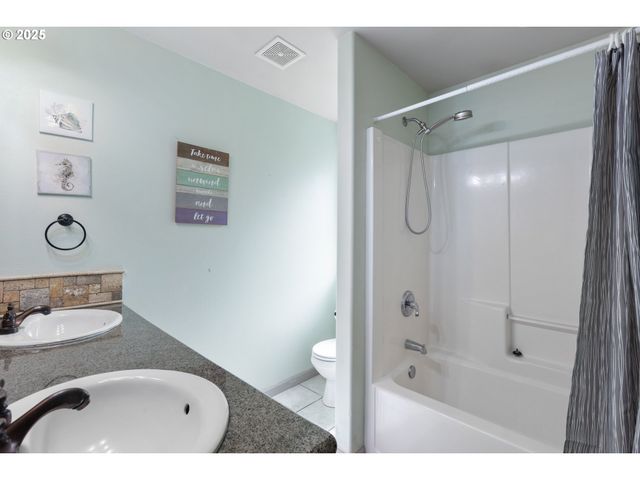 1548 Ne ROCKY RIDGE Dr, Roseburg, OR 97470