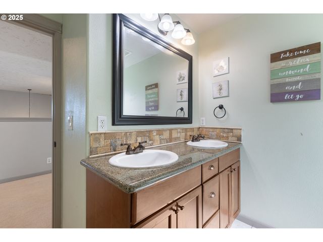 1548 Ne ROCKY RIDGE Dr, Roseburg, OR 97470