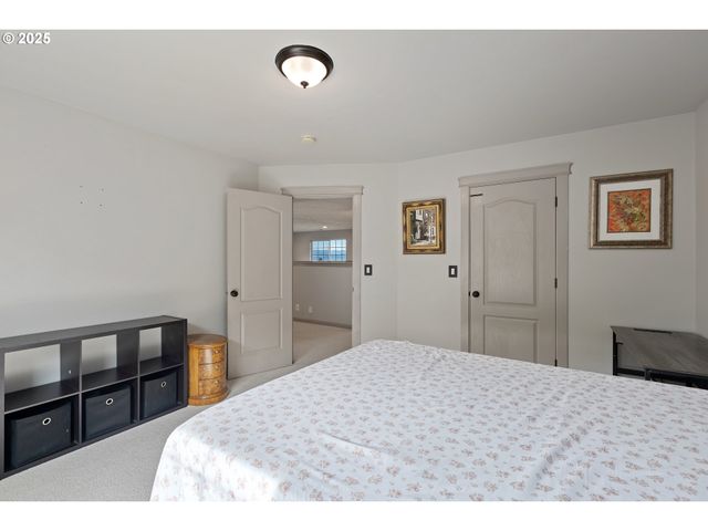 1548 Ne ROCKY RIDGE Dr, Roseburg, OR 97470