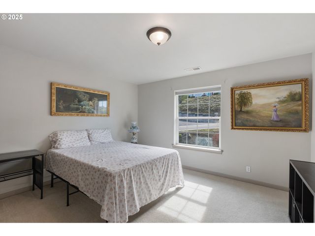 1548 Ne ROCKY RIDGE Dr, Roseburg, OR 97470