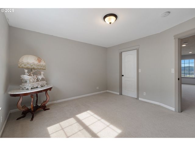 1548 Ne ROCKY RIDGE Dr, Roseburg, OR 97470