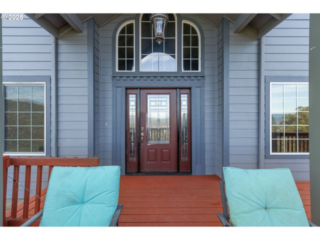 1548 Ne ROCKY RIDGE Dr, Roseburg, OR 97470