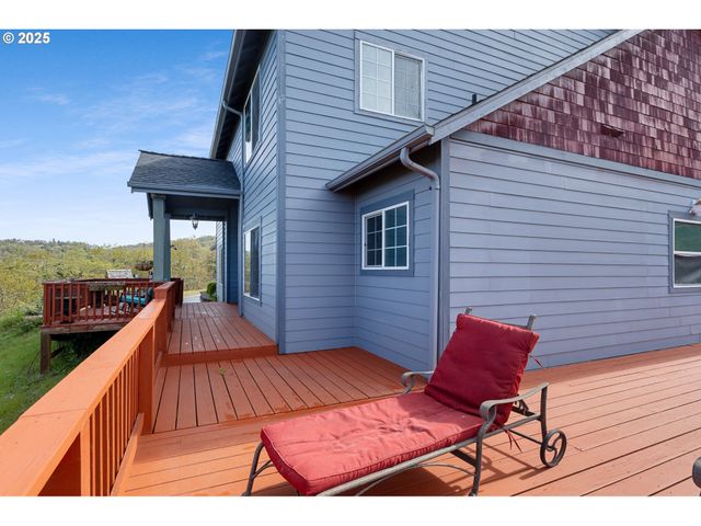 1548 Ne ROCKY RIDGE Dr, Roseburg, OR 97470