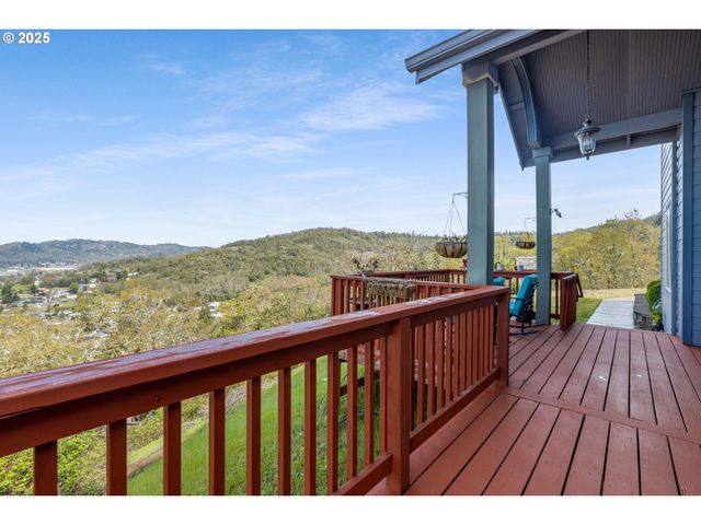 1548 Ne ROCKY RIDGE Dr, Roseburg, OR 97470