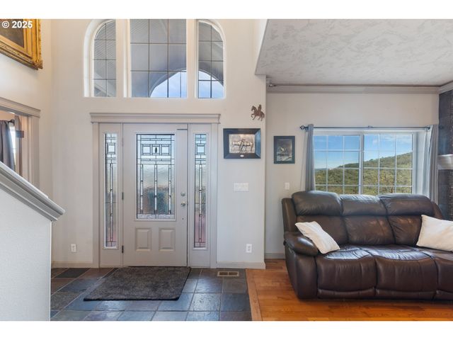 1548 Ne ROCKY RIDGE Dr, Roseburg, OR 97470