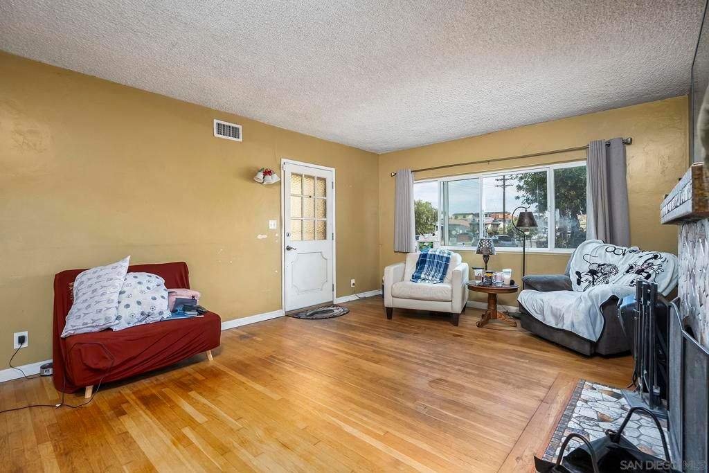 Image 3 of property listing at 3271 Monroe Ave, San Diego, CA 92116
