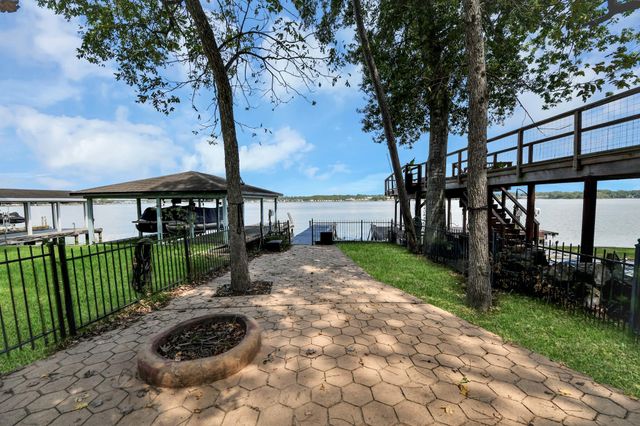 854 Lake View Drive, Montgomery, TX 77356