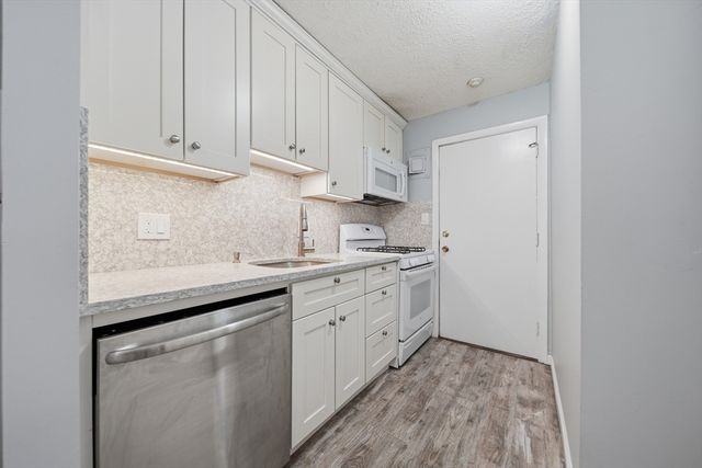 303 Pawtucket Blvd 14, Lowell, MA 01854