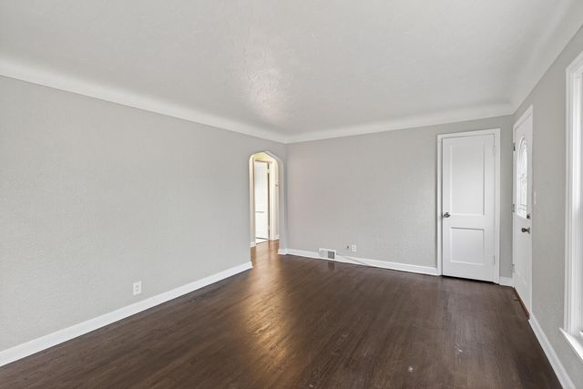 2057 Giesmann Street, Roseville, MN 55113