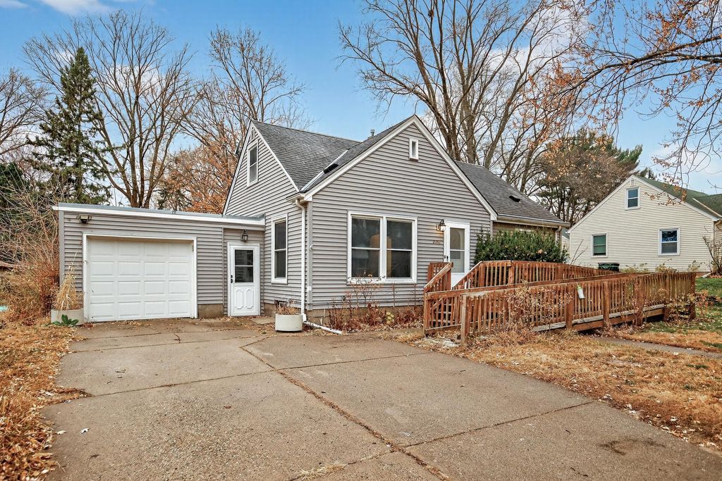 2057 Giesmann Street, Roseville, MN 55113