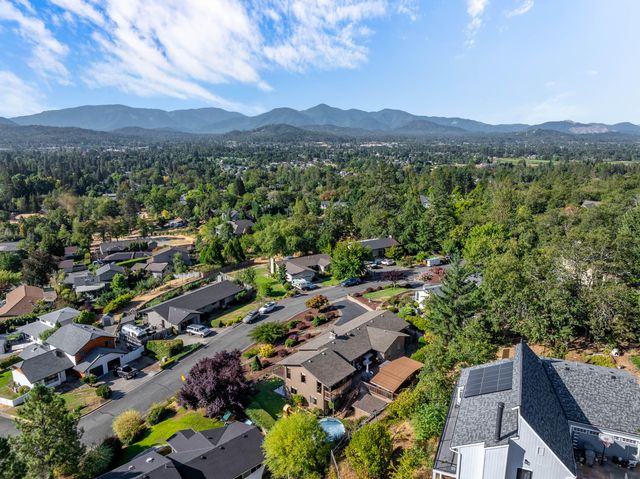 1730 NW Crescent Drive, Grants Pass, OR 97526