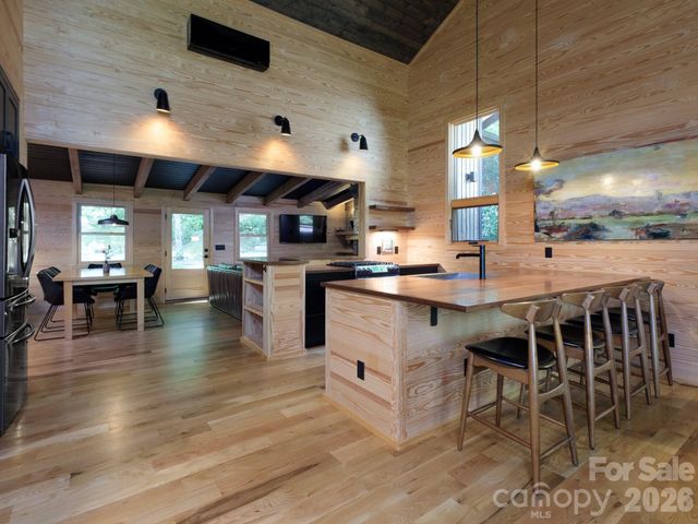 212 SE Shore Drive, Lake Toxaway, NC 28747