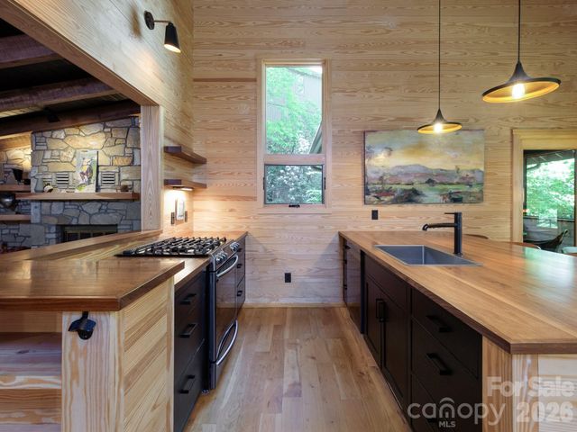 212 SE Shore Drive, Lake Toxaway, NC 28747