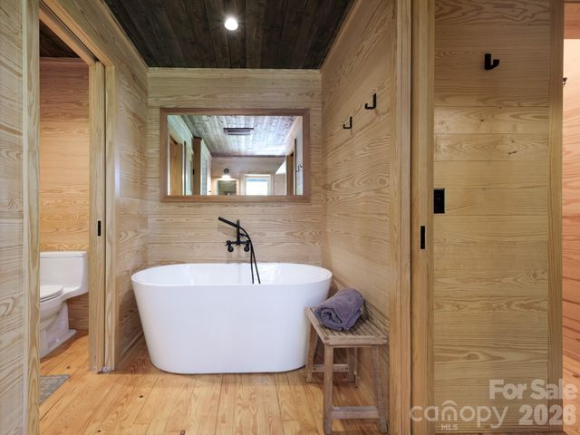 212 SE Shore Drive, Lake Toxaway, NC 28747