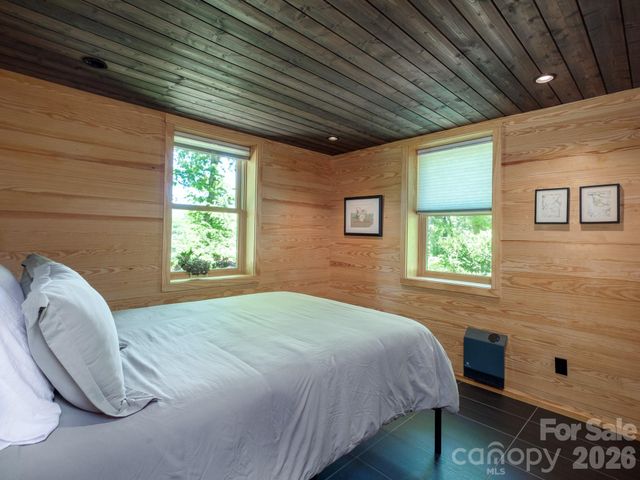 212 SE Shore Drive, Lake Toxaway, NC 28747