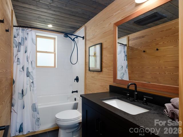 212 SE Shore Drive, Lake Toxaway, NC 28747