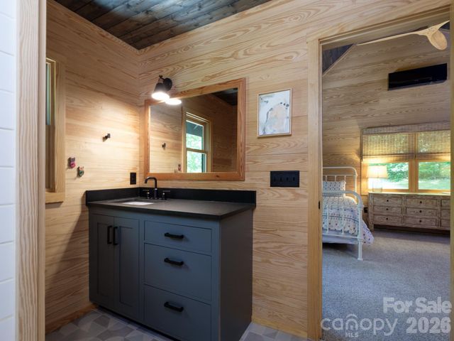 212 SE Shore Drive, Lake Toxaway, NC 28747