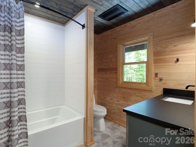 212 SE Shore Drive, Lake Toxaway, NC 28747