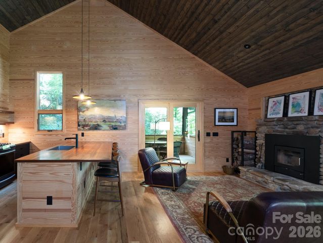 212 SE Shore Drive, Lake Toxaway, NC 28747