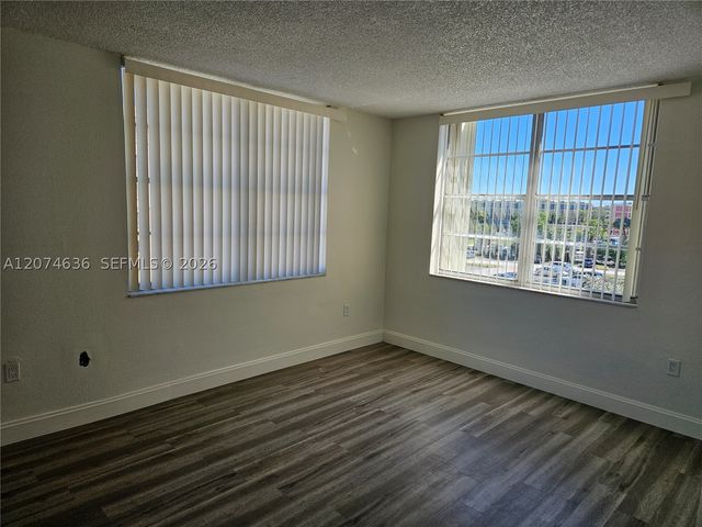 9320 Fontainebleau Blvd 401, Miami, FL 33172