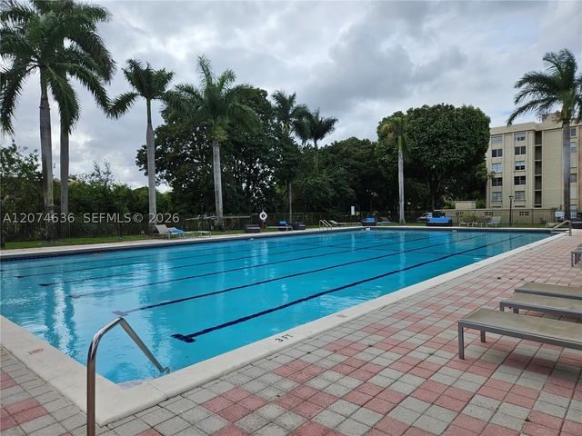 9320 Fontainebleau Blvd 401, Miami, FL 33172
