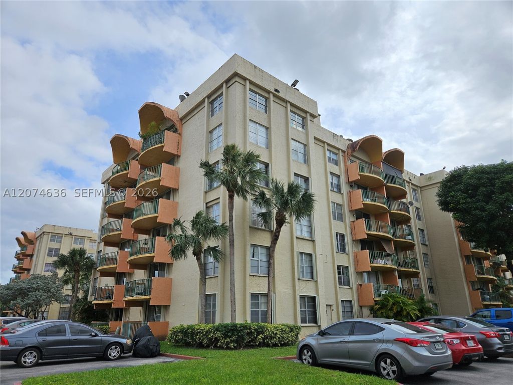 9320 Fontainebleau Blvd 401, Miami, FL 33172