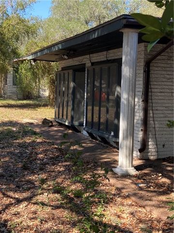 1807 Alta Vista St, Alice, TX 78332