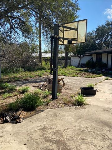 1807 Alta Vista St, Alice, TX 78332