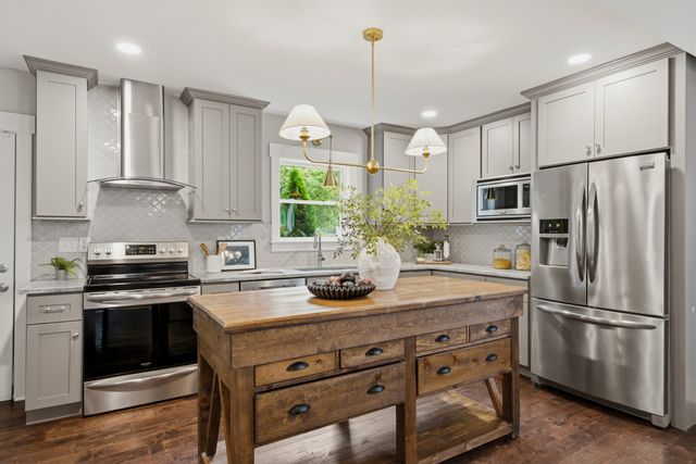 909 McClurkan Ave, Nashville, TN 37206