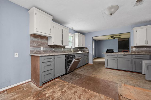 217 N Holly Avenue, Cleveland, TX 77327