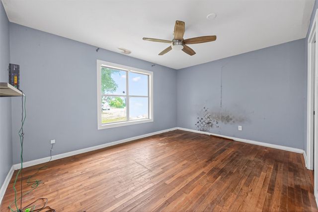 217 N Holly Avenue, Cleveland, TX 77327