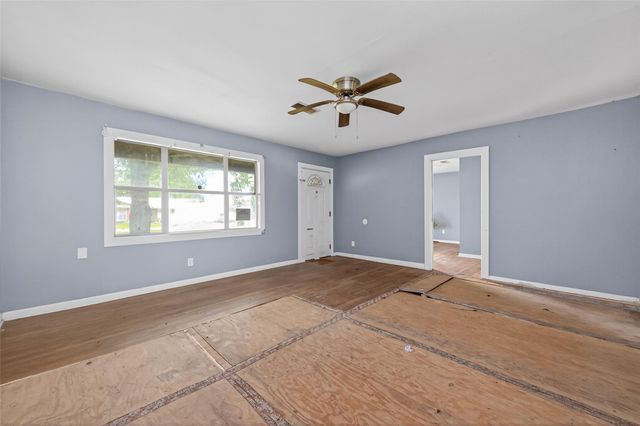 217 N Holly Avenue, Cleveland, TX 77327