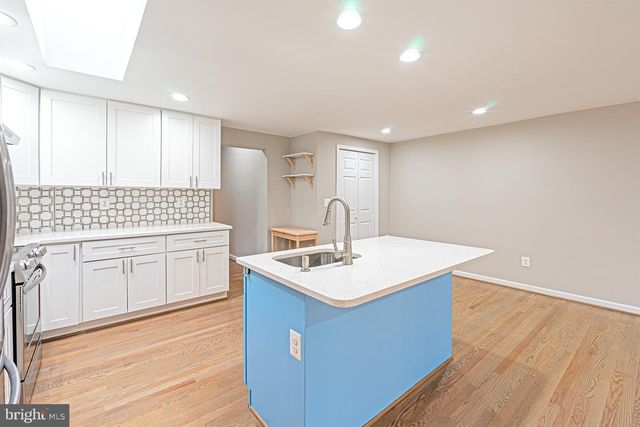 9705 LOCUST HILL DR, Great Falls, VA 22066